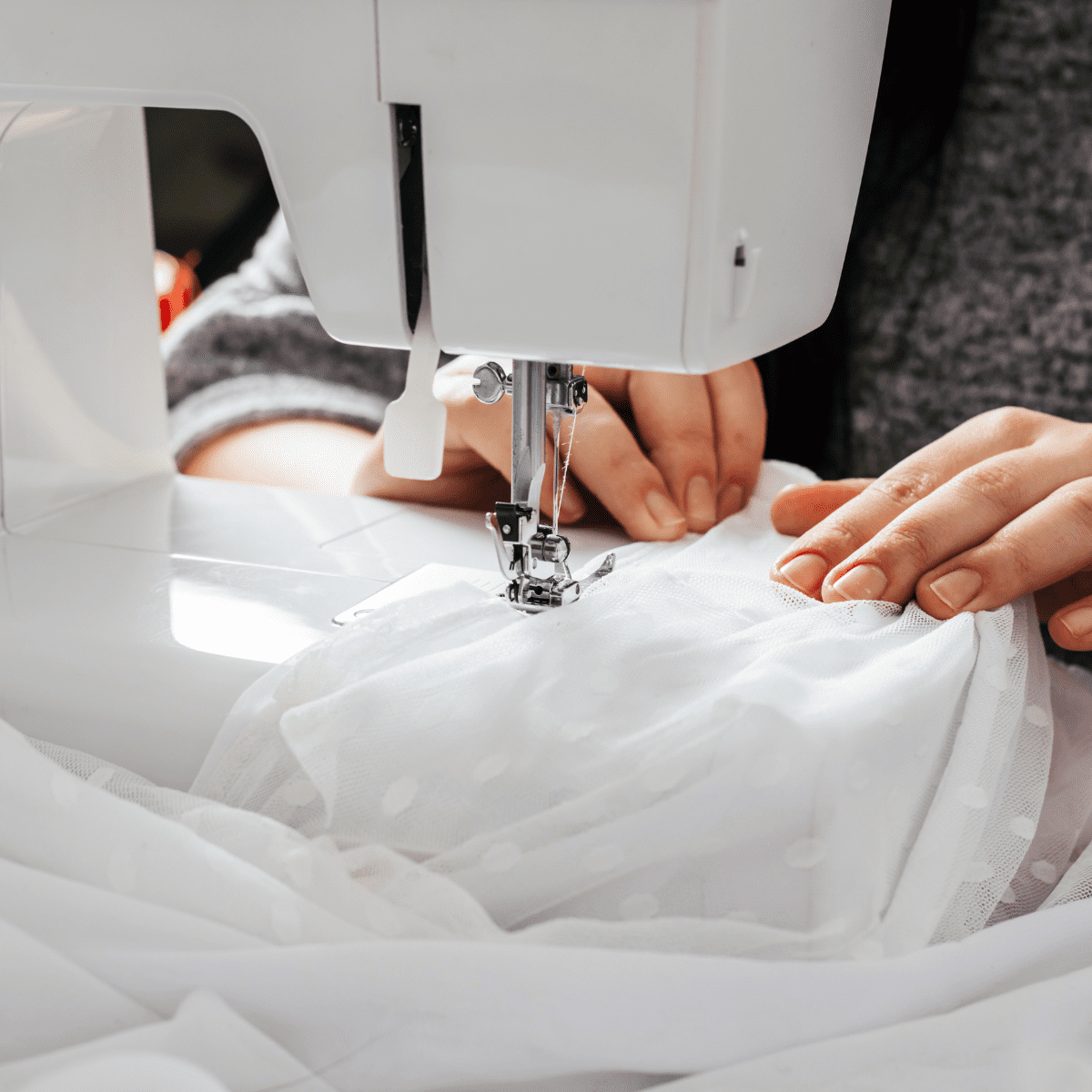 Erfahrene Schneiderin von Brautmoden Lilija passt ein Brautkleid mit feinen Details in einem exklusiven Brautmode-Atelier an. Perfekte Maßanfertigung für den großen Tag – individuelle Brautkleider in Rating, Mülheim und Oberhausen.