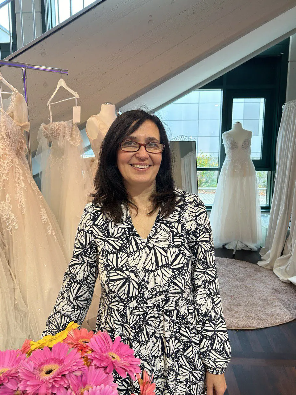 Lilija – dein Brautmodengeschäft in Velbert für Bräute in ganz NRW. Entdecke traumhafte Brautkleider in allen Stilen: schlicht, mit Spitze, Boho, Prinzessin, A-Linie oder Meerjungfrau. Finde dein perfektes Hochzeitskleid für den großen Tag!