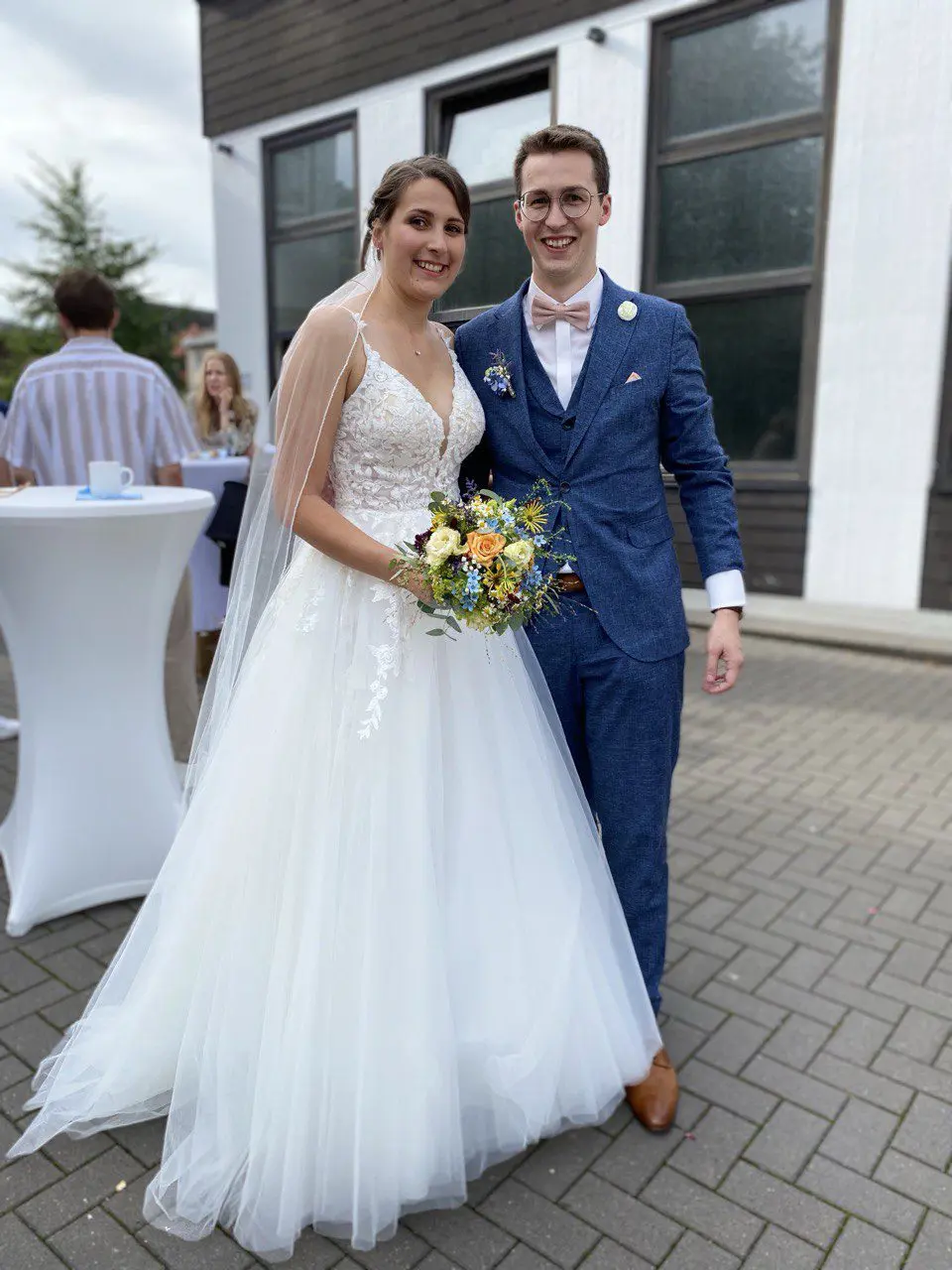 Strahlende Braut in einem eleganten A-Linien-Brautkleid mit Spitze von Brautmoden LiliJa. Ein unvergesslicher "JA"-Moment bei ihrer Hochzeit – zeitlose Eleganz für den großen Tag.